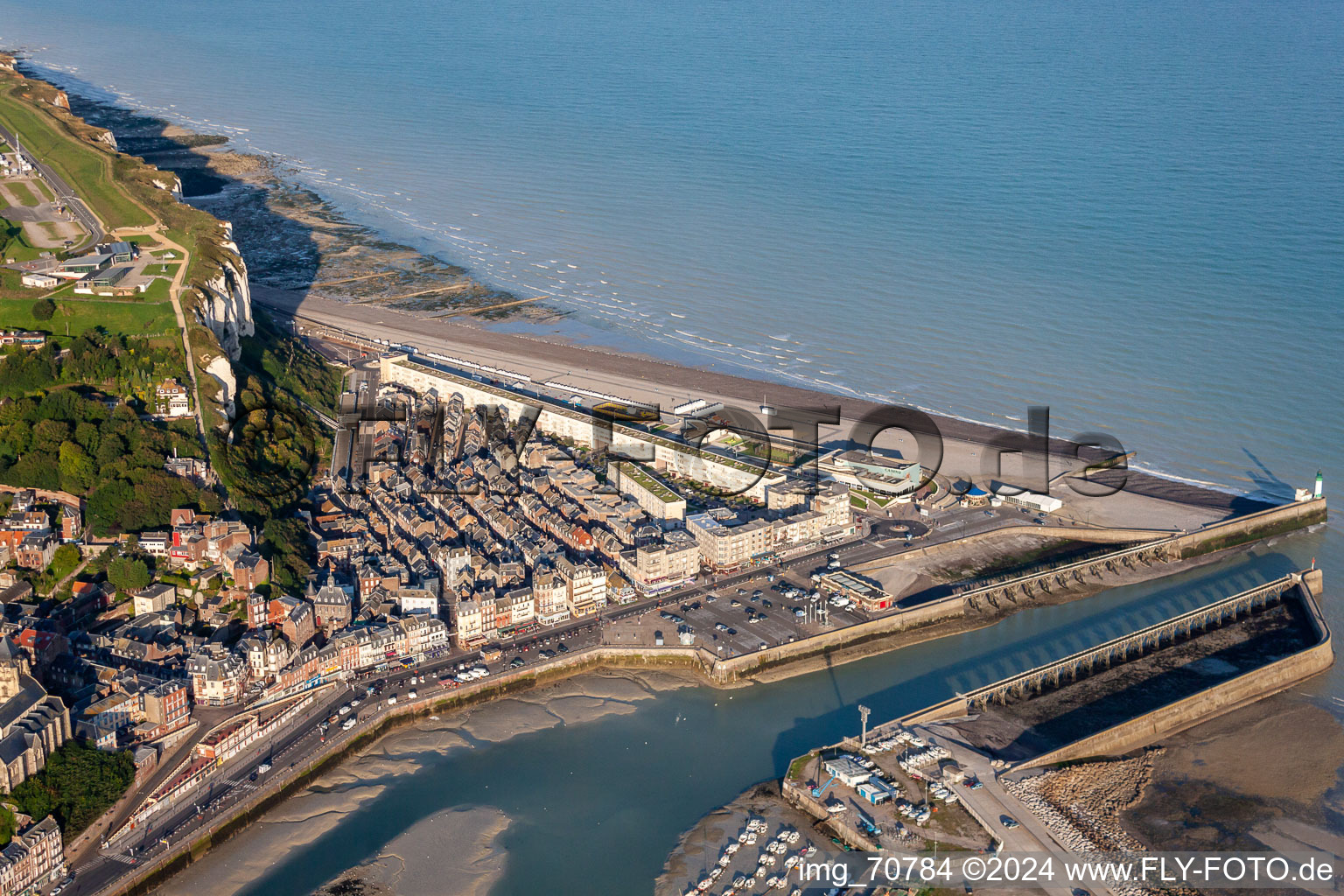 L'avant port in Le Tréport im Bundesland Seine-Maritime, Frankreich von oben