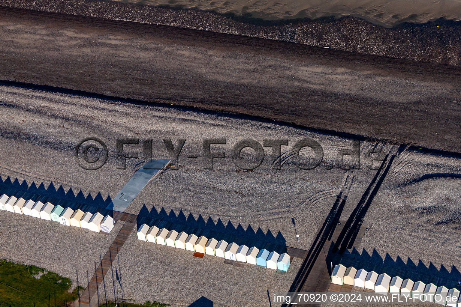 Strandhütten von Cayeux in Cayeux-sur-Mer im Bundesland Somme, Frankreich aus der Luft