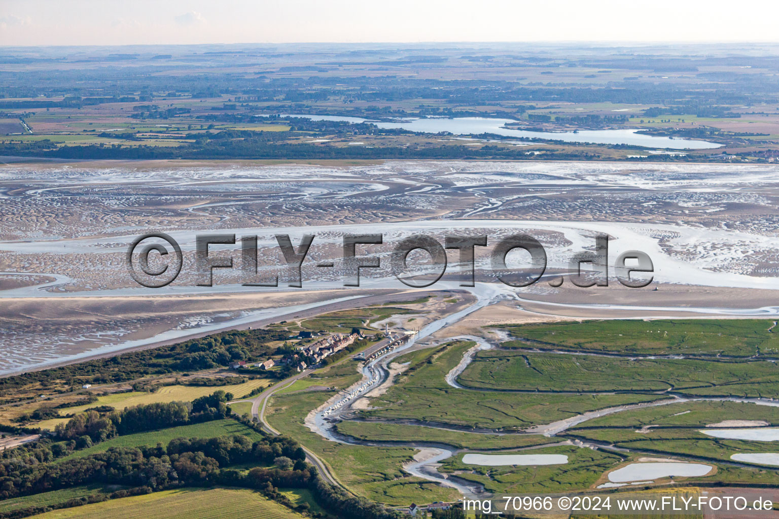 Luftbild von Fluß- Delta und -Mündung der Somme mit Meeresfrüchtezuchtbecken in Saint-Valery-sur-Somme in Picardie in Cayeux-sur-Mer, Frankreich