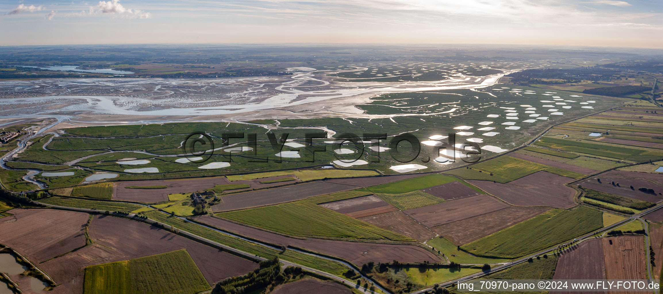 Fluß- Delta und -Mündung der Somme mit Meeresfrüchtezuchtbecken in Saint-Valery-sur-Somme in Picardie in Pendé, Frankreich