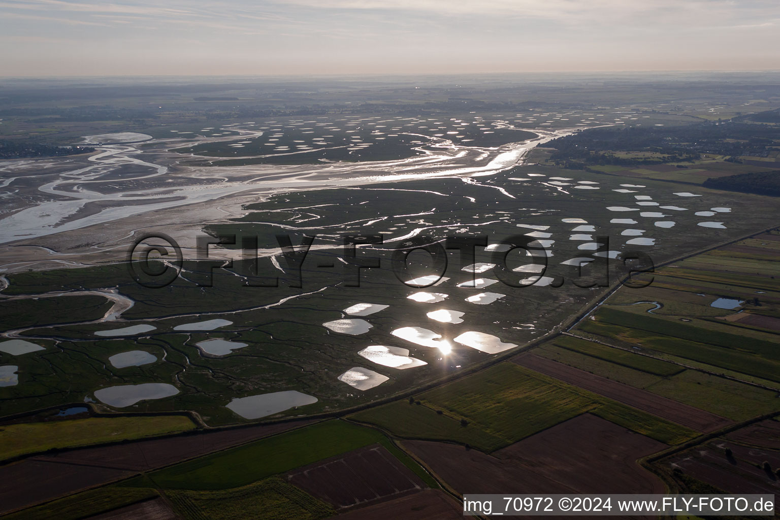 Luftbild von Fluß- Delta und -Mündung der Somme mit Meeresfrüchtezuchtbecken in Saint-Valery-sur-Somme in Picardie, Frankreich
