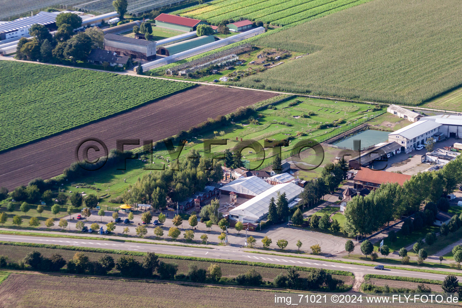 Luftaufnahme von Adamshof Fußgolfanlage in Kandel im Bundesland Rheinland-Pfalz, Deutschland