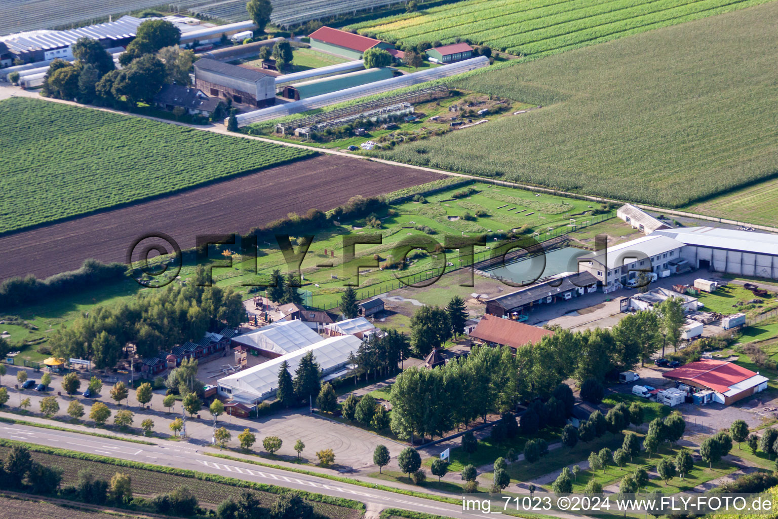 Schrägluftbild von Adamshof Fußgolfanlage in Kandel im Bundesland Rheinland-Pfalz, Deutschland