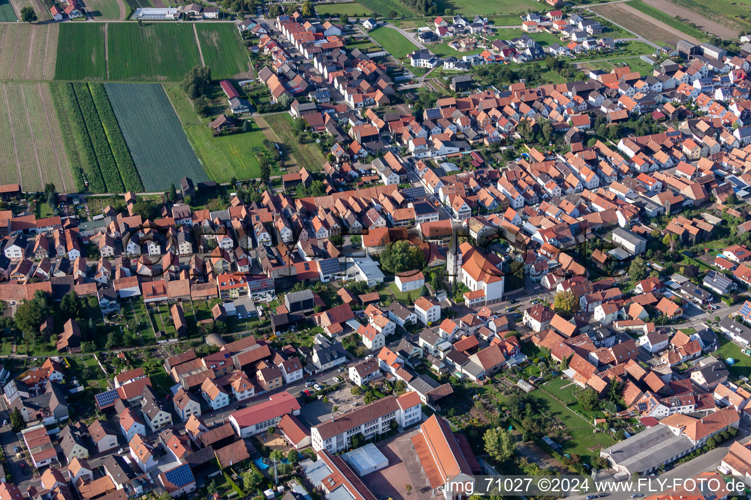 Luftaufnahme von Dorf - Ansicht am Rande von landwirtschaftlichen Feldern und Nutzflächen in Hatzenbühl im Bundesland Rheinland-Pfalz, Deutschland