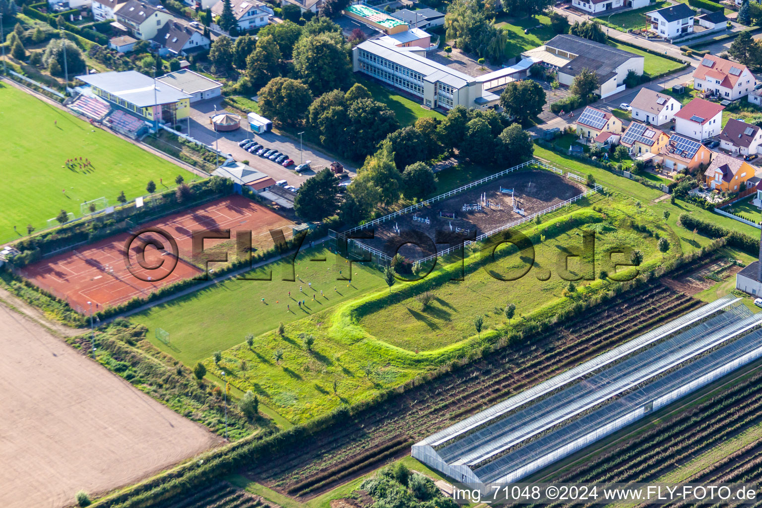 Luftbild von SV Weingarten, Tennsiclub und Bolzplatz im Bundesland Rheinland-Pfalz, Deutschland