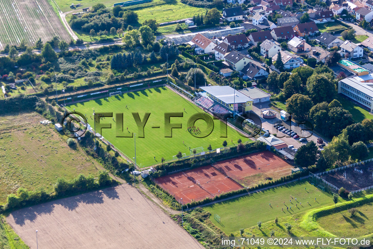 Luftaufnahme von SV Weingarten, Tennsiclub und Bolzplatz im Bundesland Rheinland-Pfalz, Deutschland