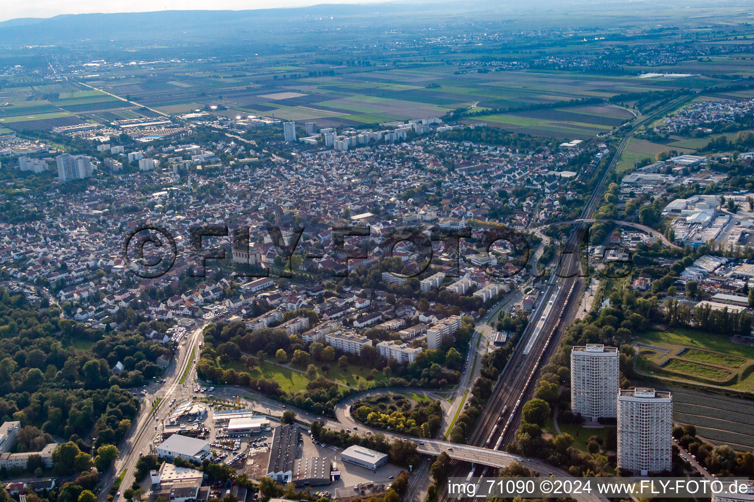 Ortsteil Oggersheim in Ludwigshafen am Rhein im Bundesland Rheinland-Pfalz, Deutschland von einer Drohne aus