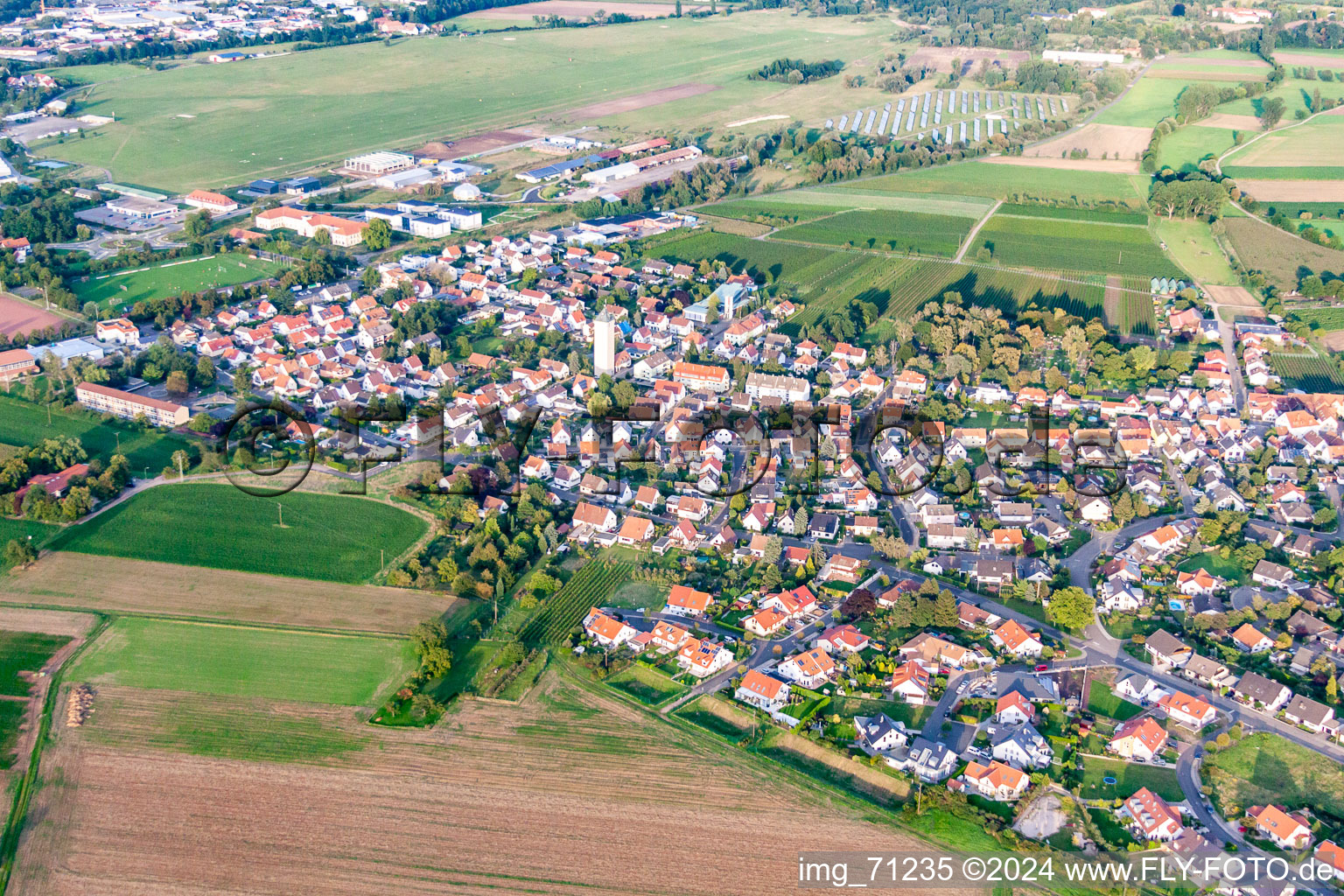 Ortsteil Lachen in Neustadt an der Weinstraße im Bundesland Rheinland-Pfalz, Deutschland von der Drohne aus gesehen
