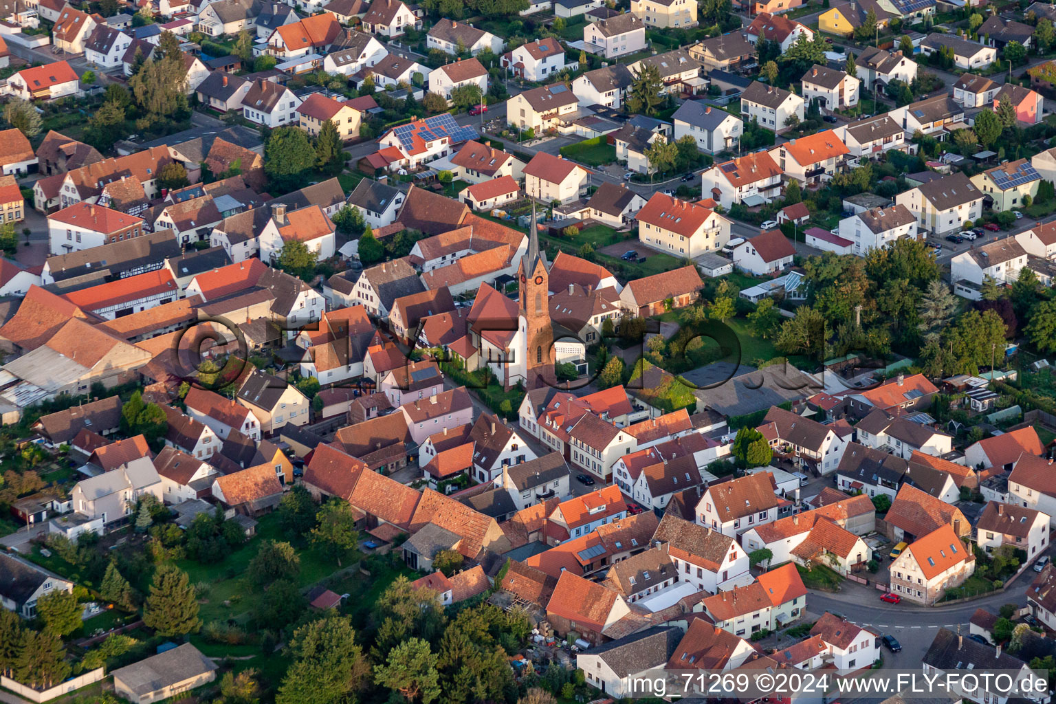 Hochstadt im Bundesland Rheinland-Pfalz, Deutschland aus der Drohnenperspektive