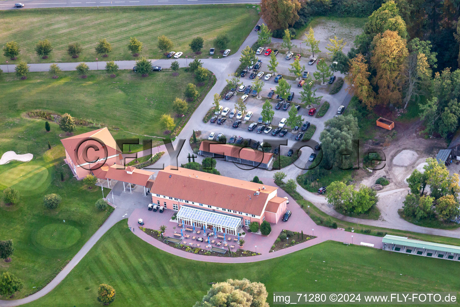 Drohnenbild von Gelände des Golfplatz Golfanlage Landgut Dreihof in Essingen im Bundesland Rheinland-Pfalz, Deutschland