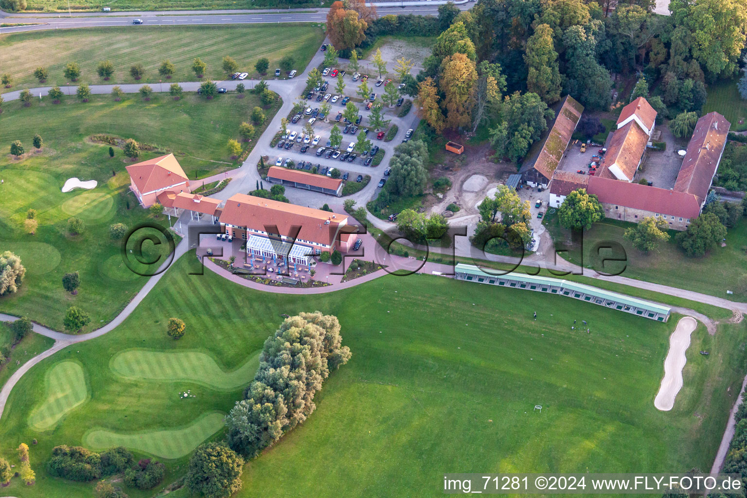 Gelände des Golfplatz Golfanlage Landgut Dreihof in Essingen im Bundesland Rheinland-Pfalz, Deutschland aus der Drohnenperspektive