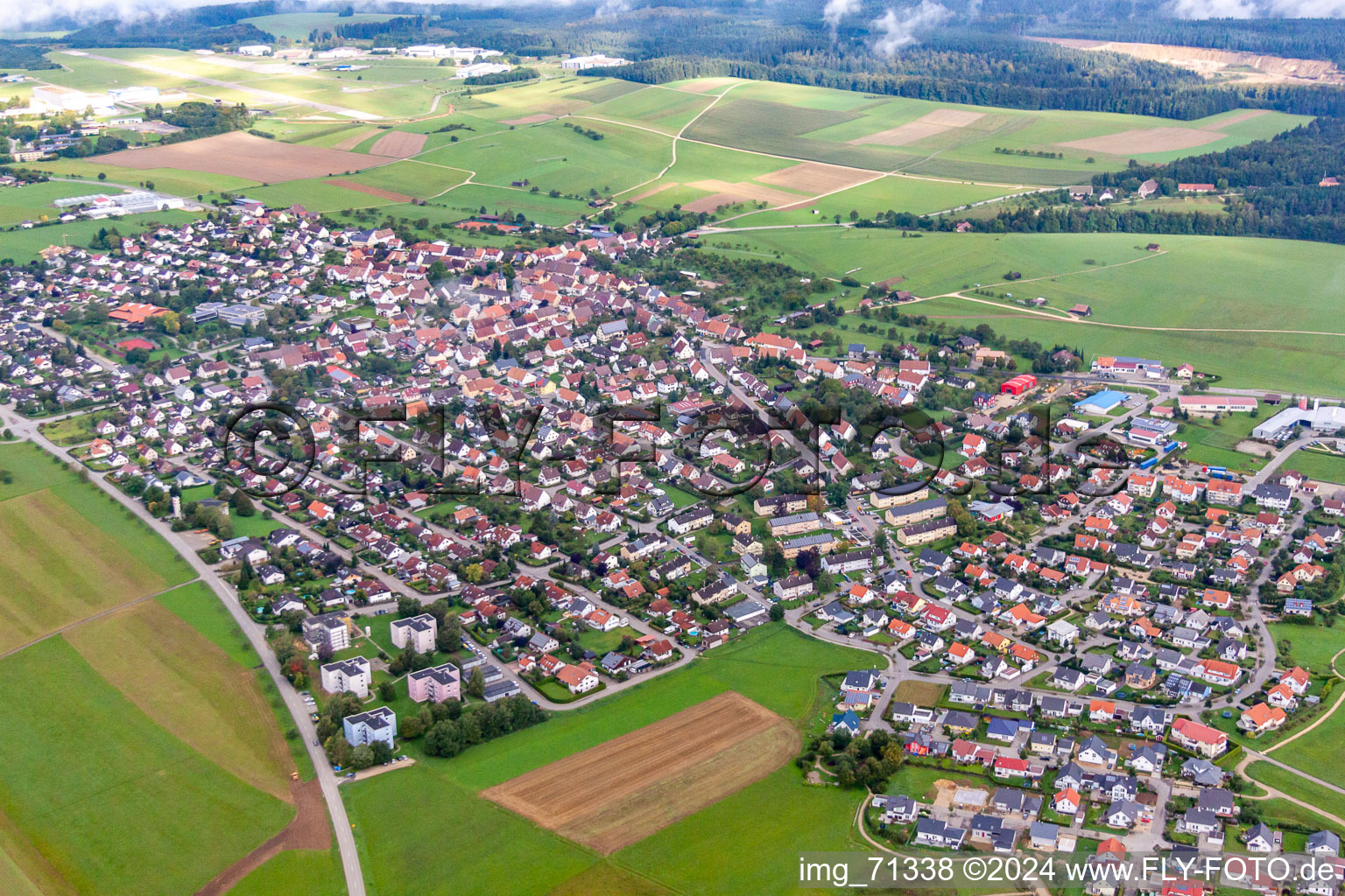 Neuhausen ob Eck im Bundesland Baden-Württemberg, Deutschland von oben gesehen