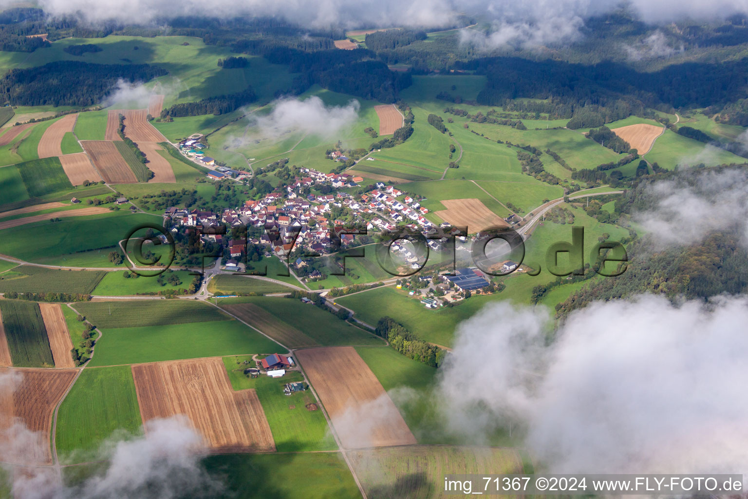 Dorf - Ansicht unter tiefen Wolken am Rande von landwirtschaftlichen Feldern und Nutzflächen im Ortsteil Mauenheim in Immendingen im Bundesland Baden-Württemberg, Deutschland