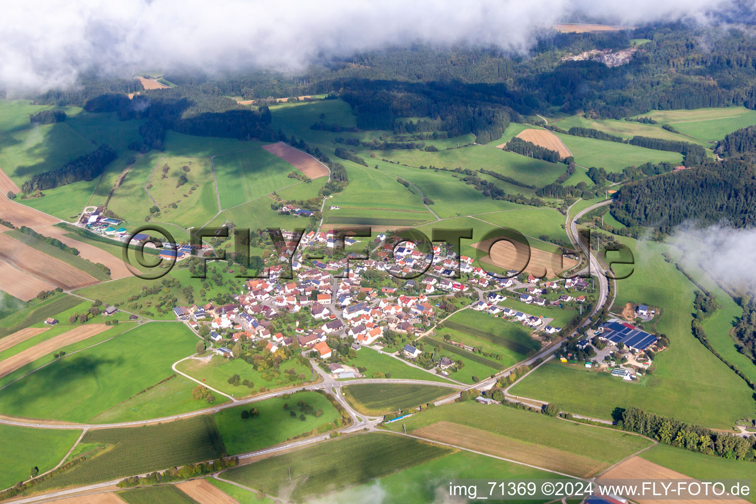 Luftbild von Dorf - Ansicht unter tiefen Wolken am Rande von landwirtschaftlichen Feldern und Nutzflächen im Ortsteil Mauenheim in Immendingen im Bundesland Baden-Württemberg, Deutschland