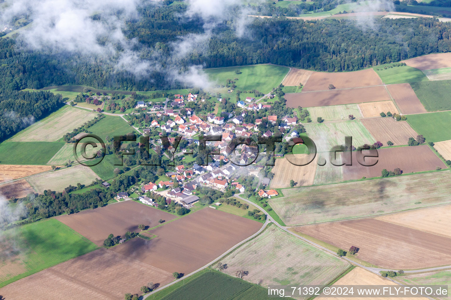 Dorf - Ansicht am Rande von landwirtschaftlichen Feldern und Nutzflächen in Weil in Tengen im Bundesland Baden-Württemberg, Deutschland
