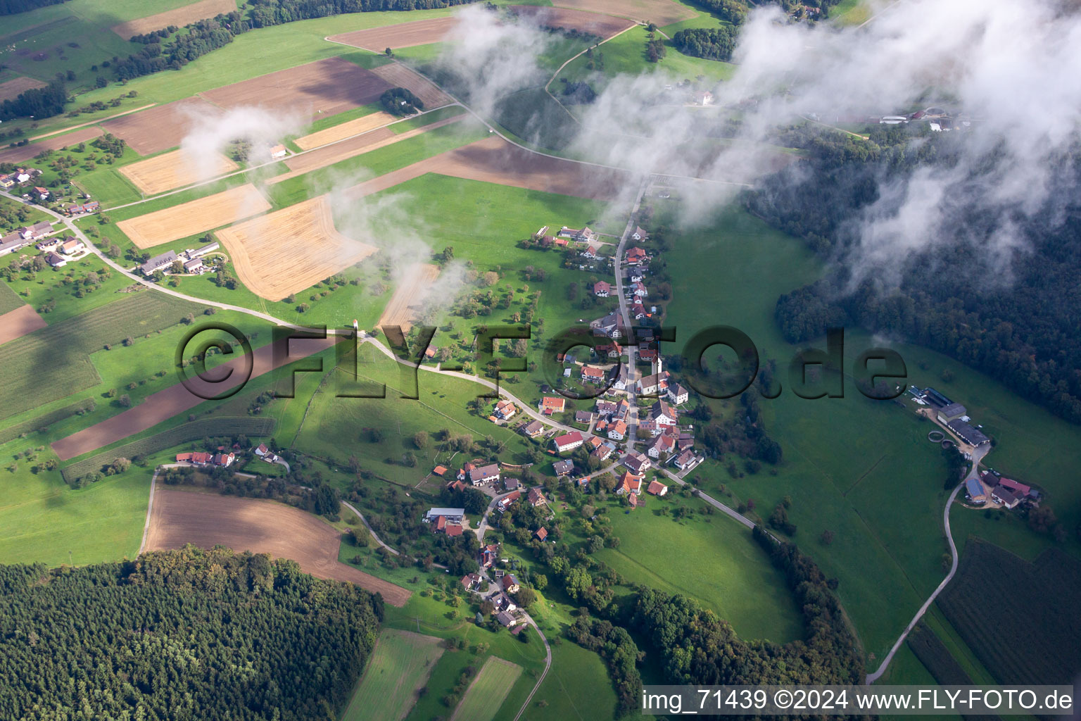 Luftbild von Dorf - Ansicht am Rande von landwirtschaftlichen Feldern und Nutzflächen im Ortsteil Reute in Eigeltingen im Bundesland Baden-Württemberg, Deutschland