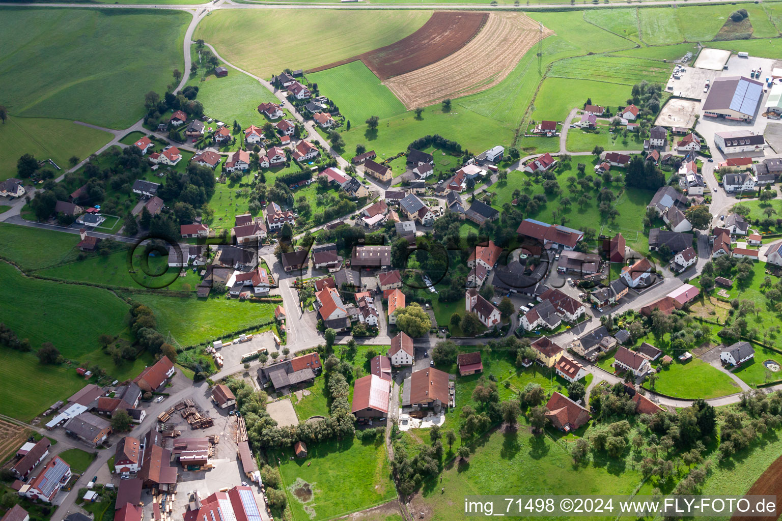 Dorf - Ansicht am Rande von landwirtschaftlichen Feldern und Nutzflächen in Boll in Sauldorf im Bundesland Baden-Württemberg, Deutschland