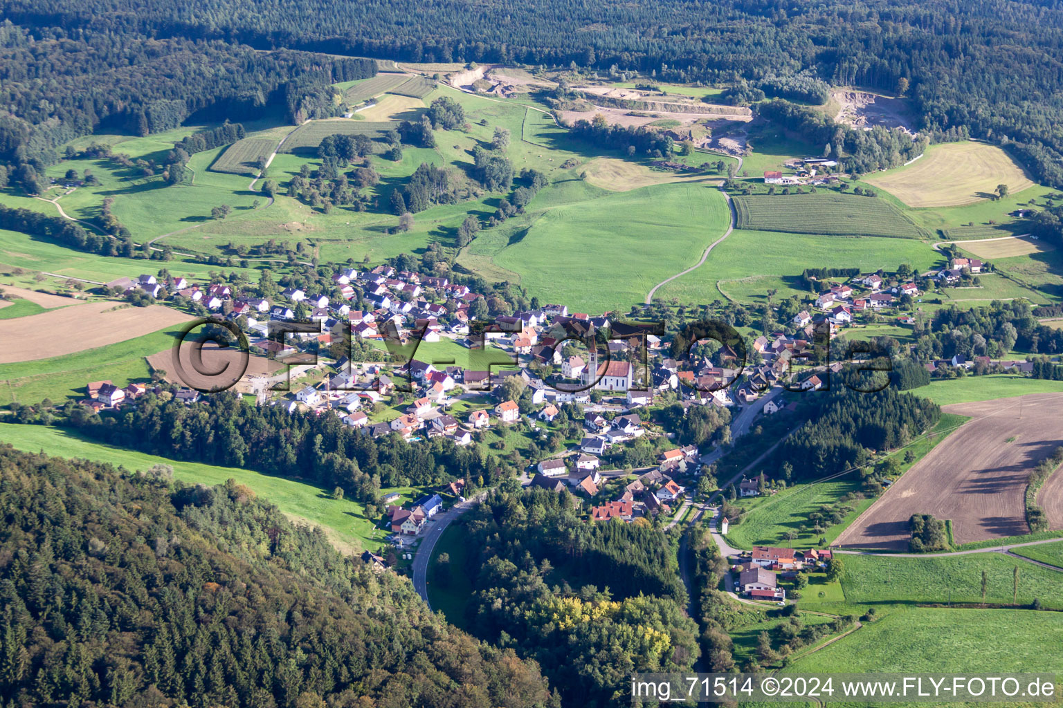 Dorf - Ansicht am Rande von landwirtschaftlichen Feldern und Nutzflächen in Hoppetenzell in Stockach im Bundesland Baden-Württemberg, Deutschland