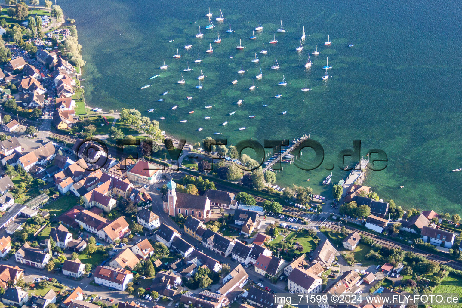 Yachthafen mit Sportboot- Anlegestellen und Bootsliegeplätzen am Uferbereich des Bodensee in Allensbach im Bundesland Baden-Württemberg, Deutschland