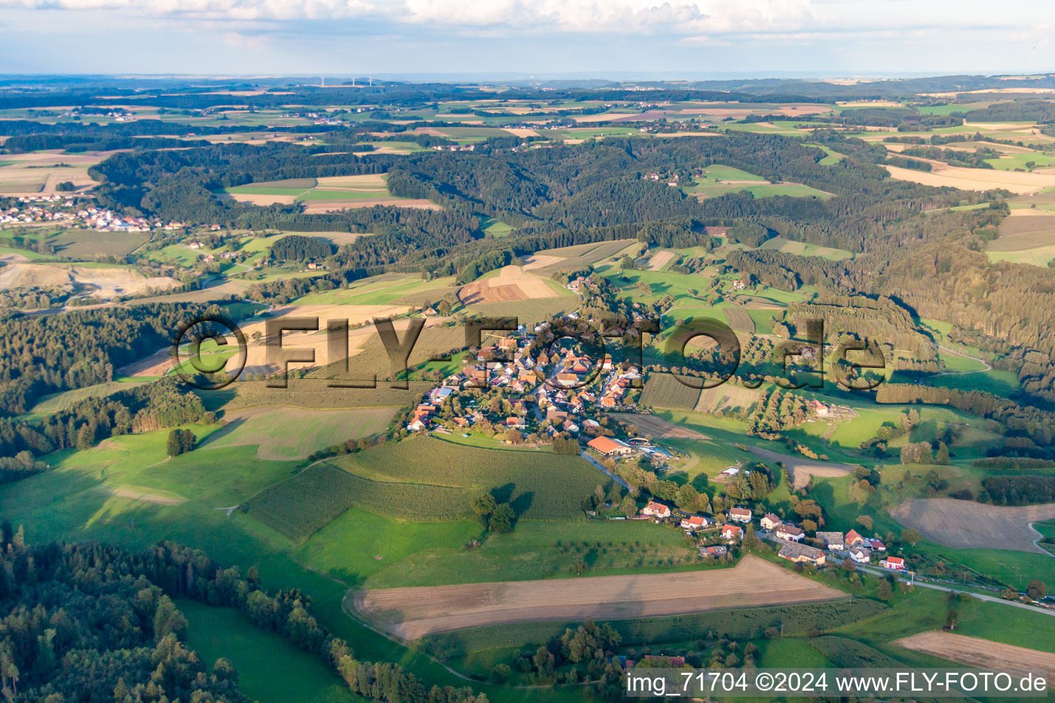 Dorf - Ansicht am Rande von landwirtschaftlichen Feldern und Nutzflächen im Ortsteil Taisersdorf in Owingen im Bundesland Baden-Württemberg, Deutschland