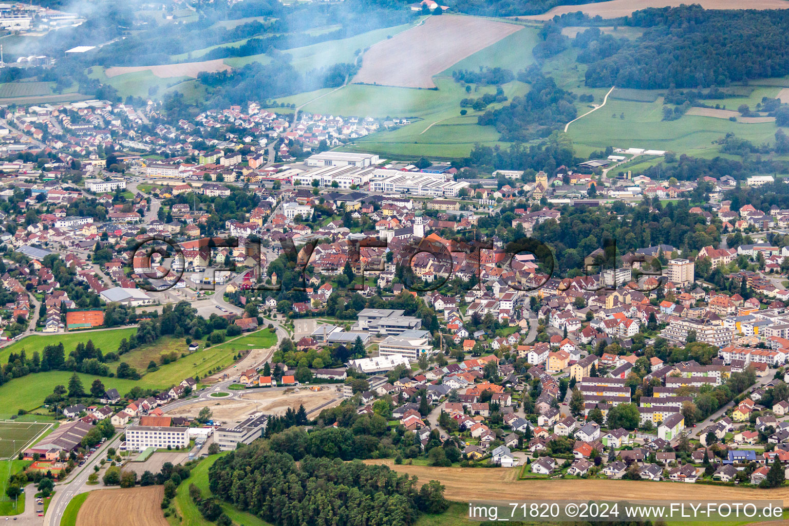 Luftbild von Ortsansicht der Straßen und Häuser der Wohngebiete bei Frühdunst in Stockach im Bundesland Baden-Württemberg, Deutschland