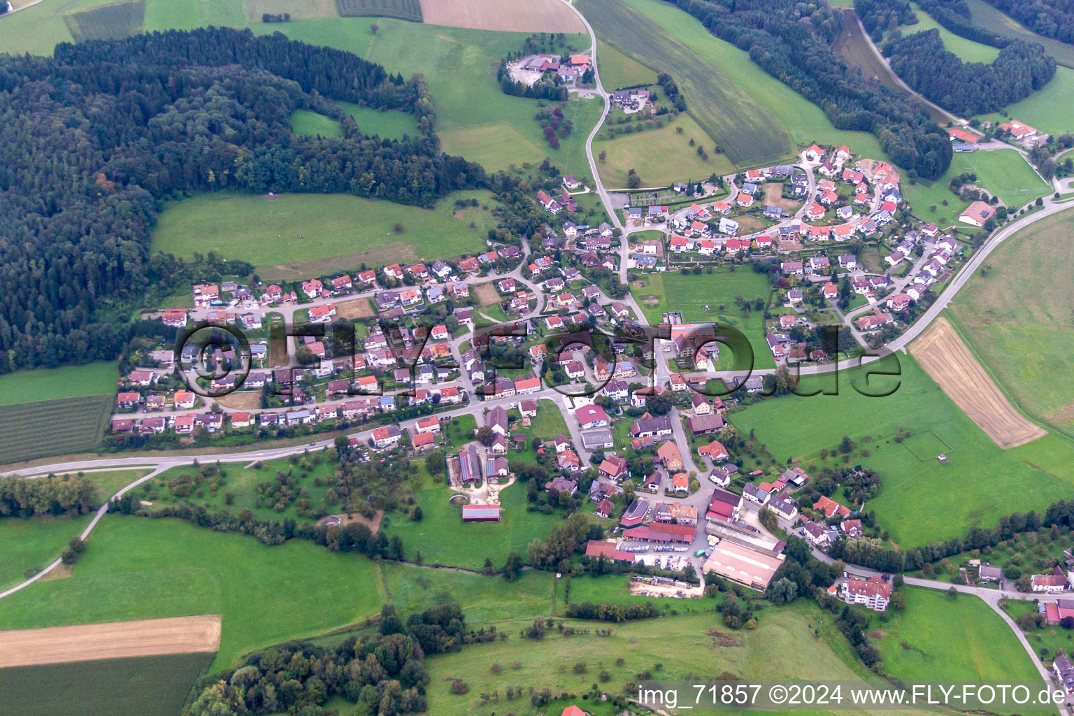 Dorf - Ansicht am Rande von landwirtschaftlichen Feldern und Nutzflächen in Winterspüren in Stockach im Bundesland Baden-Württemberg, Deutschland