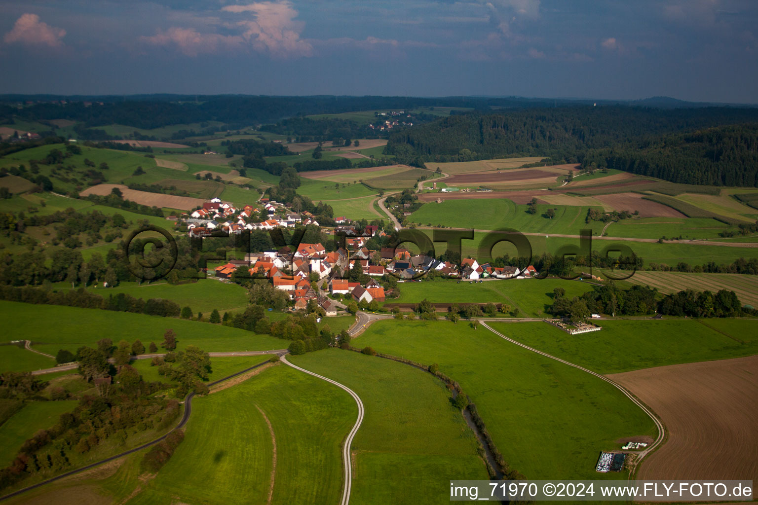 Dorf - Ansicht am Rande von landwirtschaftlichen Feldern und Nutzflächen in Bühlertann in Kottspiel im Bundesland Baden-Württemberg, Deutschland