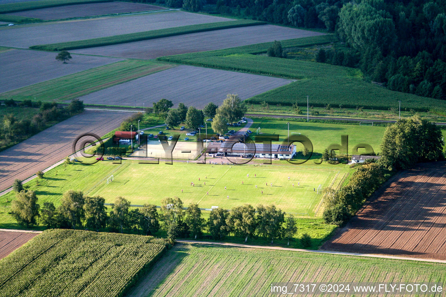 Luftbild von Fussballplatz in Barbelroth im Bundesland Rheinland-Pfalz, Deutschland