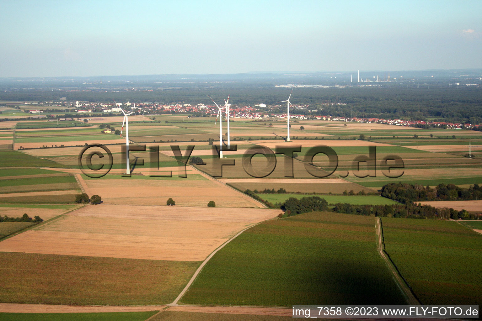 Minfeld, Windkraftanlagen von Westen im Bundesland Rheinland-Pfalz, Deutschland
