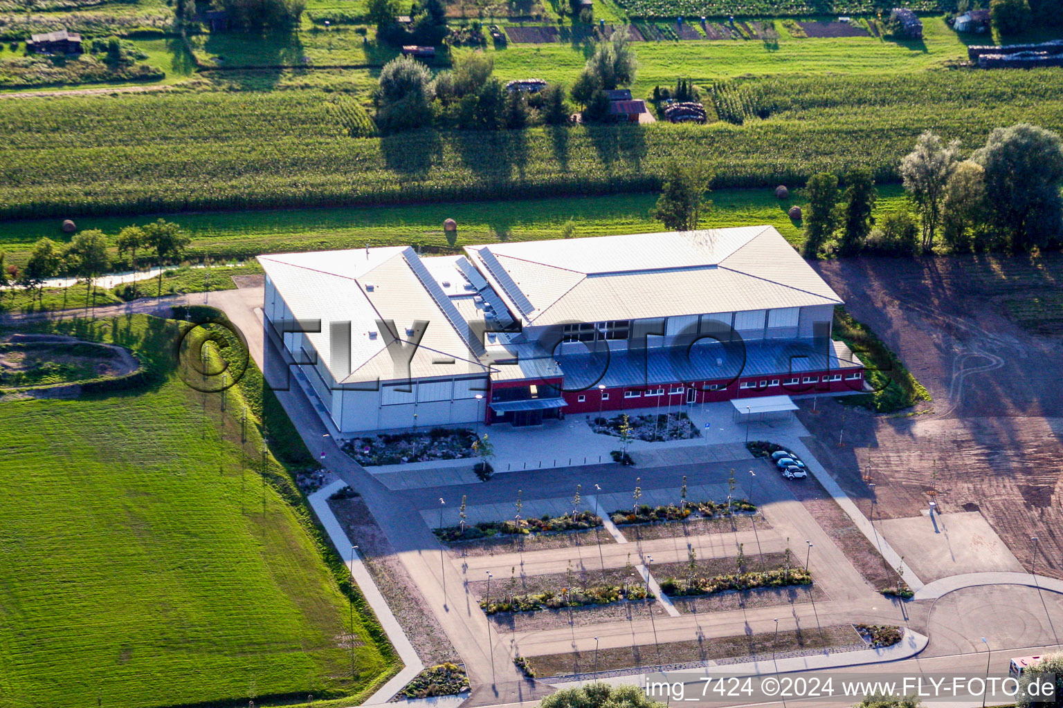 Luftaufnahme von Mehrzweckhalle Bienwaldhalle in Kandel im Bundesland Rheinland-Pfalz, Deutschland