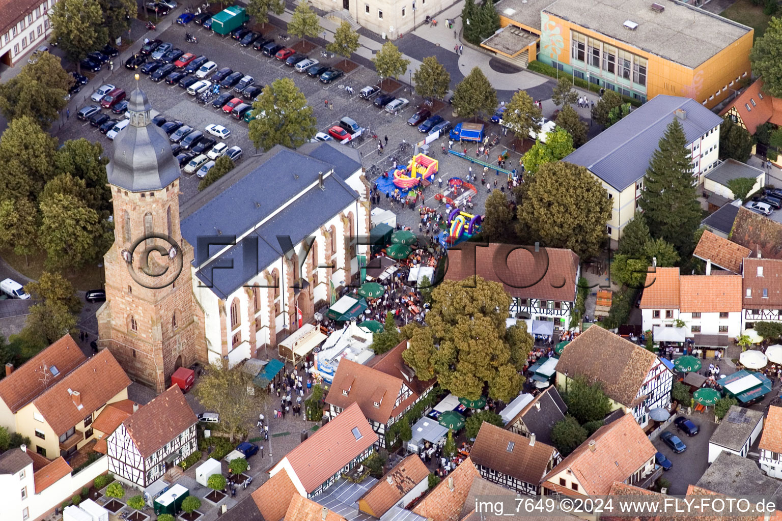 Luftbild von Kirchengebäude der kirche im Altstadt- Zentrum der Innenstadt in Kandel im Bundesland Rheinland-Pfalz, Deutschland