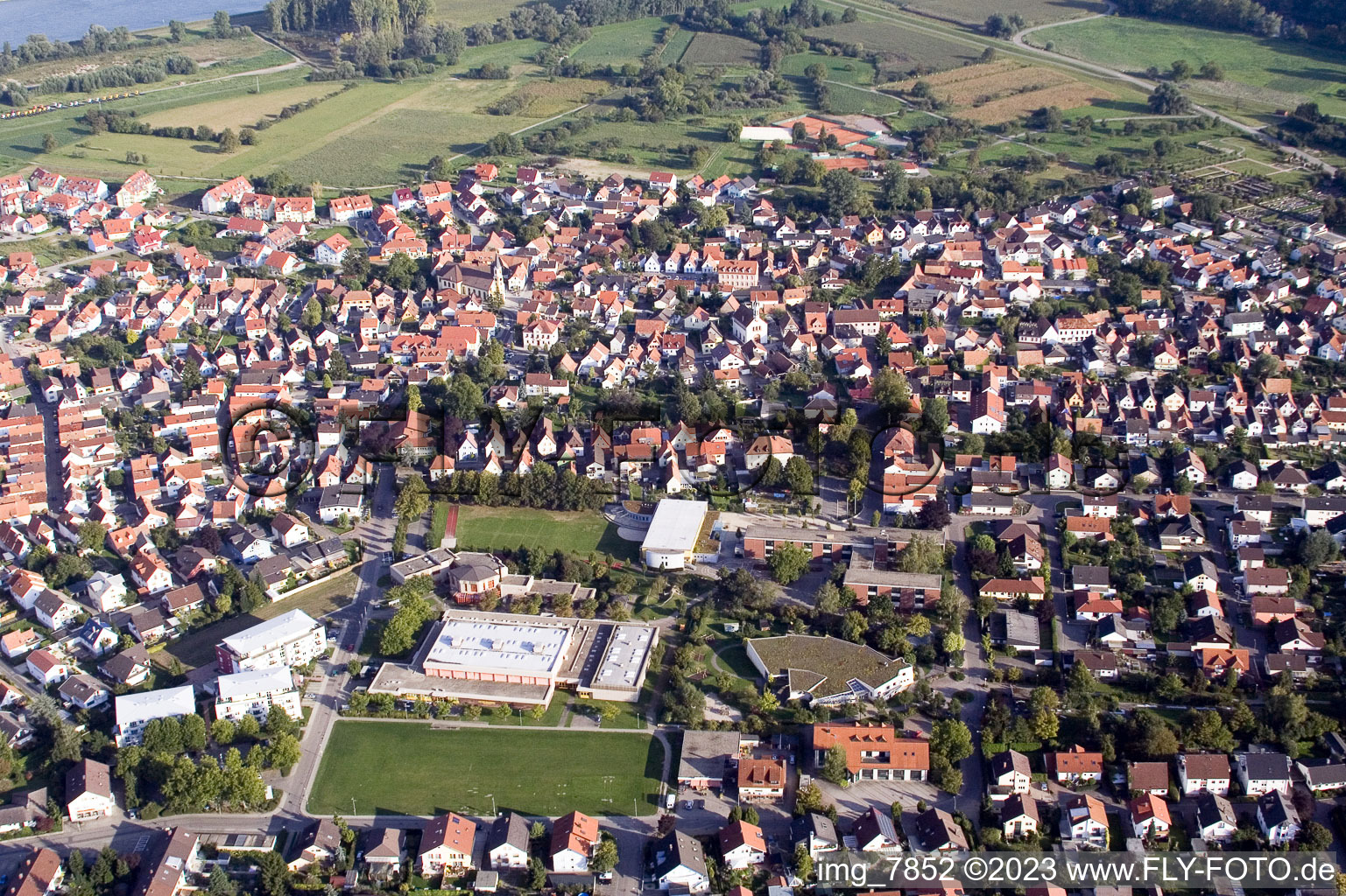Drohnenaufname von Ortsteil Maximiliansau in Wörth am Rhein im Bundesland Rheinland-Pfalz, Deutschland