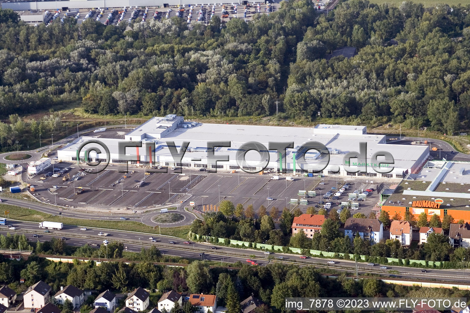 Luftaufnahme von Maximiliansau, Fachmarktcenter in Wörth am Rhein im Bundesland Rheinland-Pfalz, Deutschland