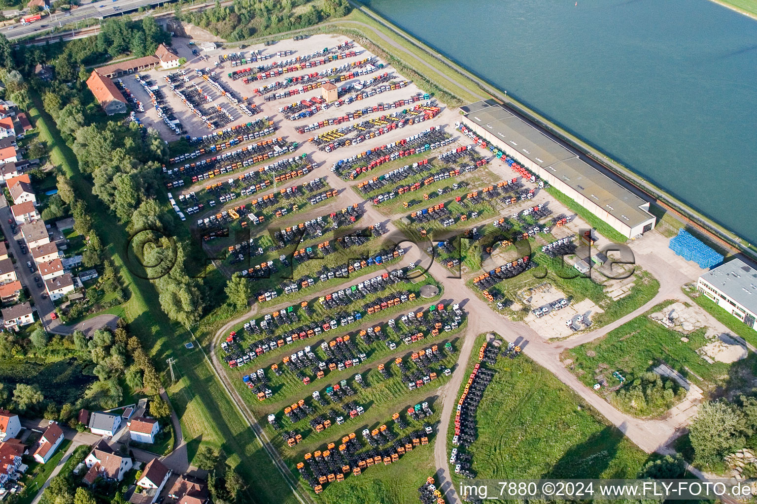 Lagerfläche für Daimler-LKW im Gewerbegebiet im Ortsteil Maximiliansau in Wörth am Rhein im Bundesland Rheinland-Pfalz, Deutschland