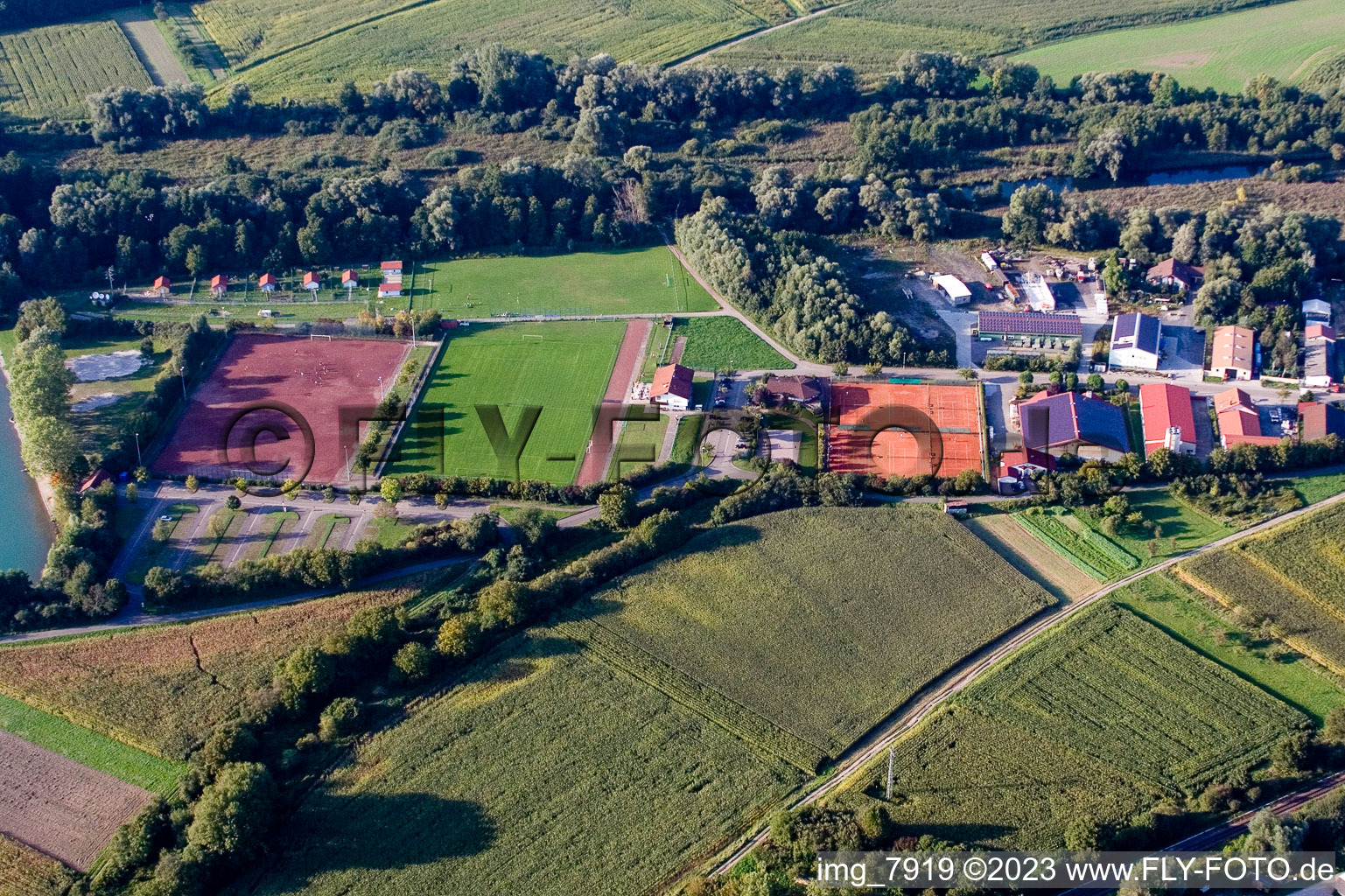 Luftbild von Neuburg, Sportplätze im Bundesland Rheinland-Pfalz, Deutschland