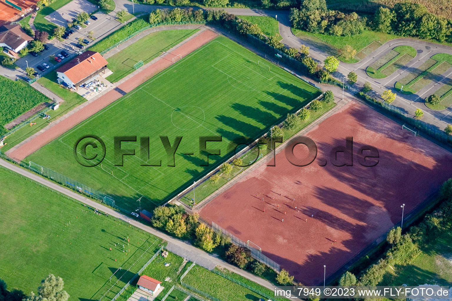 Luftaufnahme von Neuburg, Sportplätze im Bundesland Rheinland-Pfalz, Deutschland