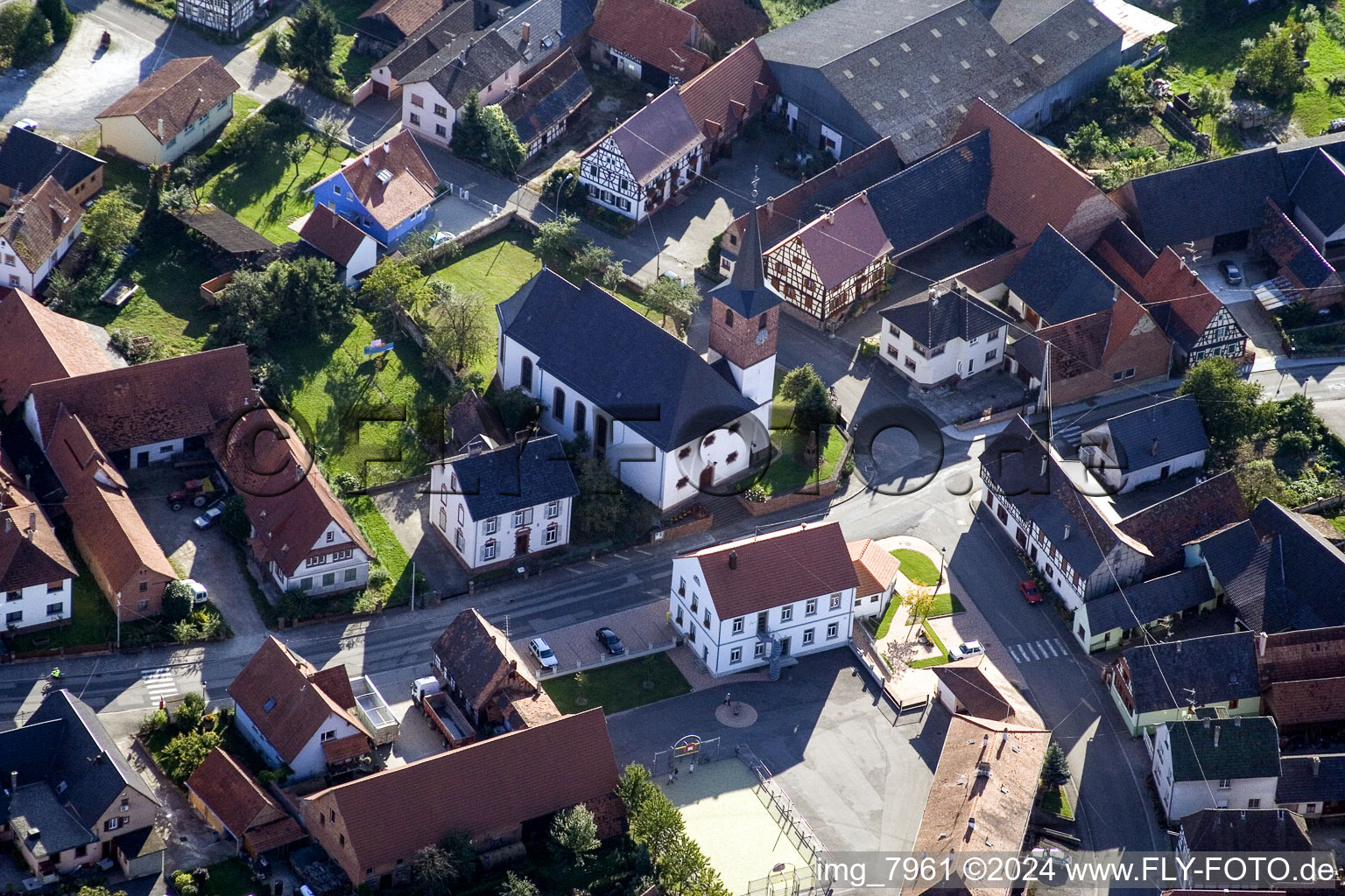 Luftbild von Kirchengebäude im Dorfkern in Salmbach in Grand Est im Bundesland Bas-Rhin, Frankreich