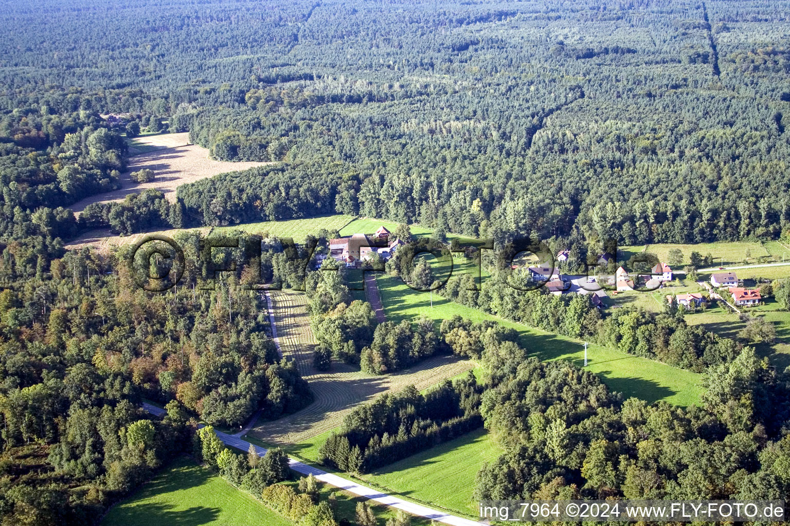 Bienwaldmühle im Bundesland Rheinland-Pfalz, Deutschland von der Drohne aus gesehen
