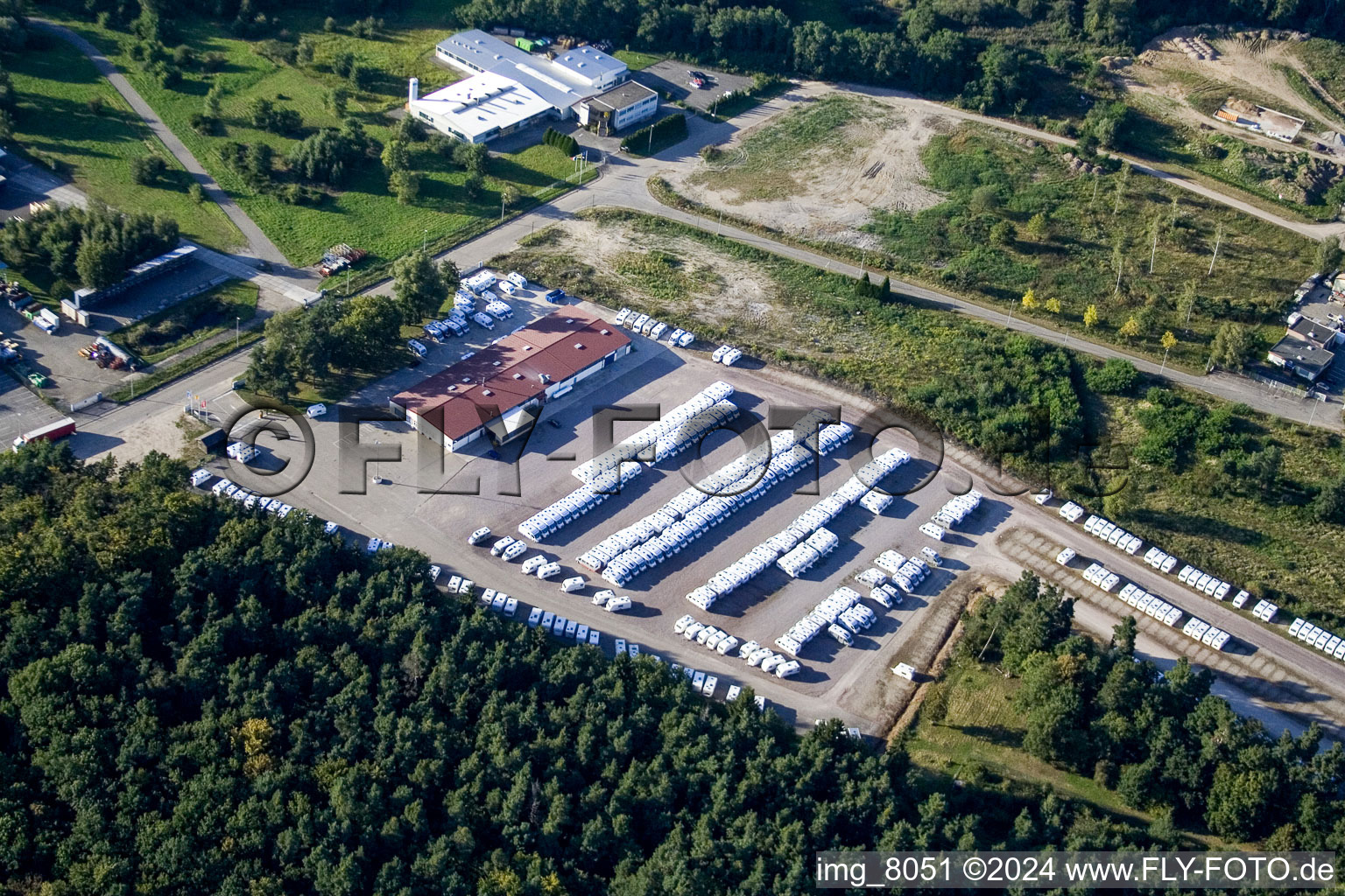 Wohnwagenlager der Fa. Bürstner im Industrie- und Gewerbegebiet in Altenstadt in Grand Est im Bundesland Bas-Rhin, Frankreich
