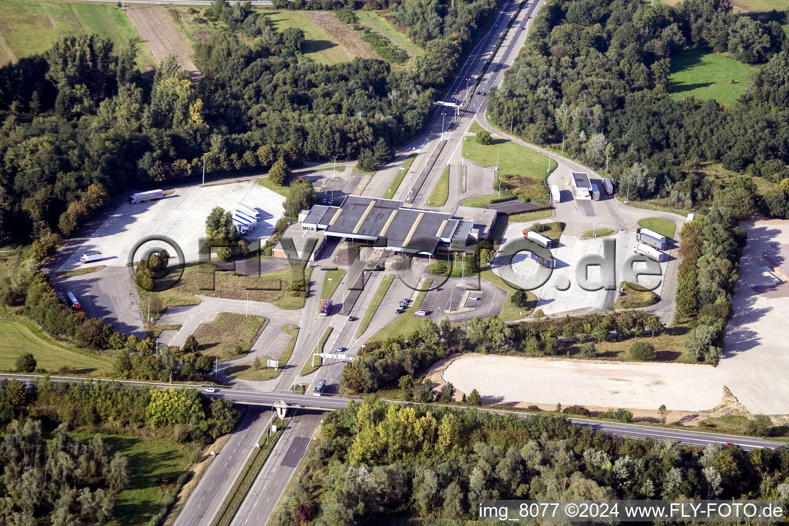 Luftaufnahme von LKW- Abstellflächen und Freiflächen- Lager am ehemaligen Grenzübergang Lauterbourg jetzt Bundespolizeirevier Bienwald in Scheibenhard in Grand Est im Bundesland Bas-Rhin, Frankreich