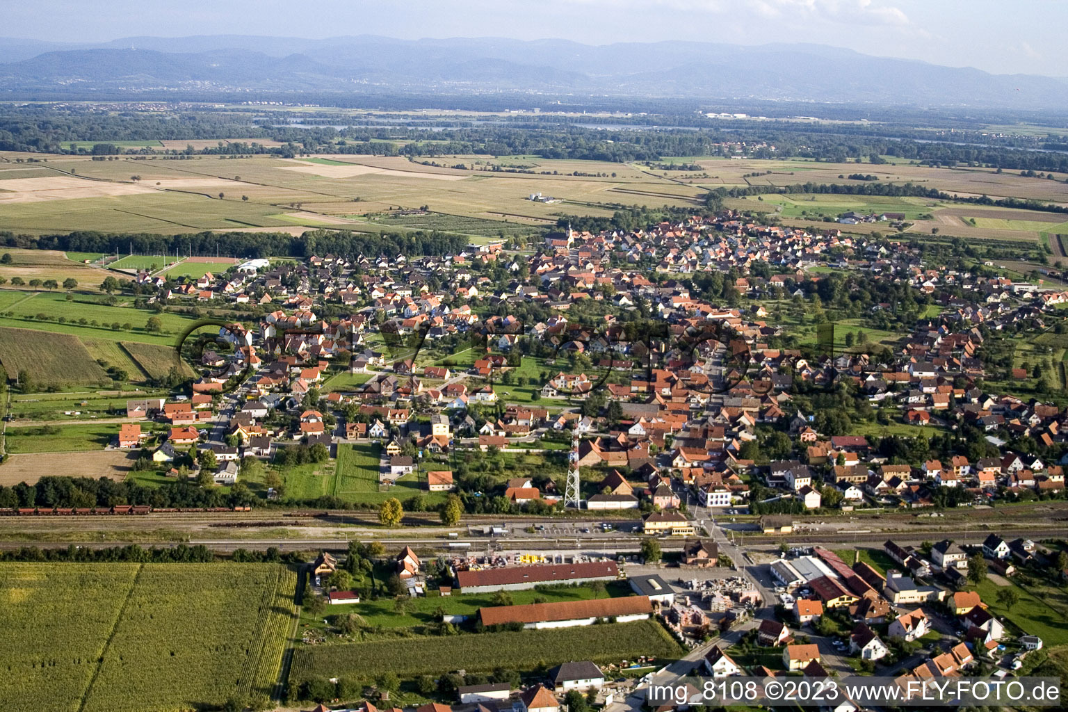Roeschwoog von Westen in Rœschwoog im Bundesland Bas-Rhin, Frankreich von oben