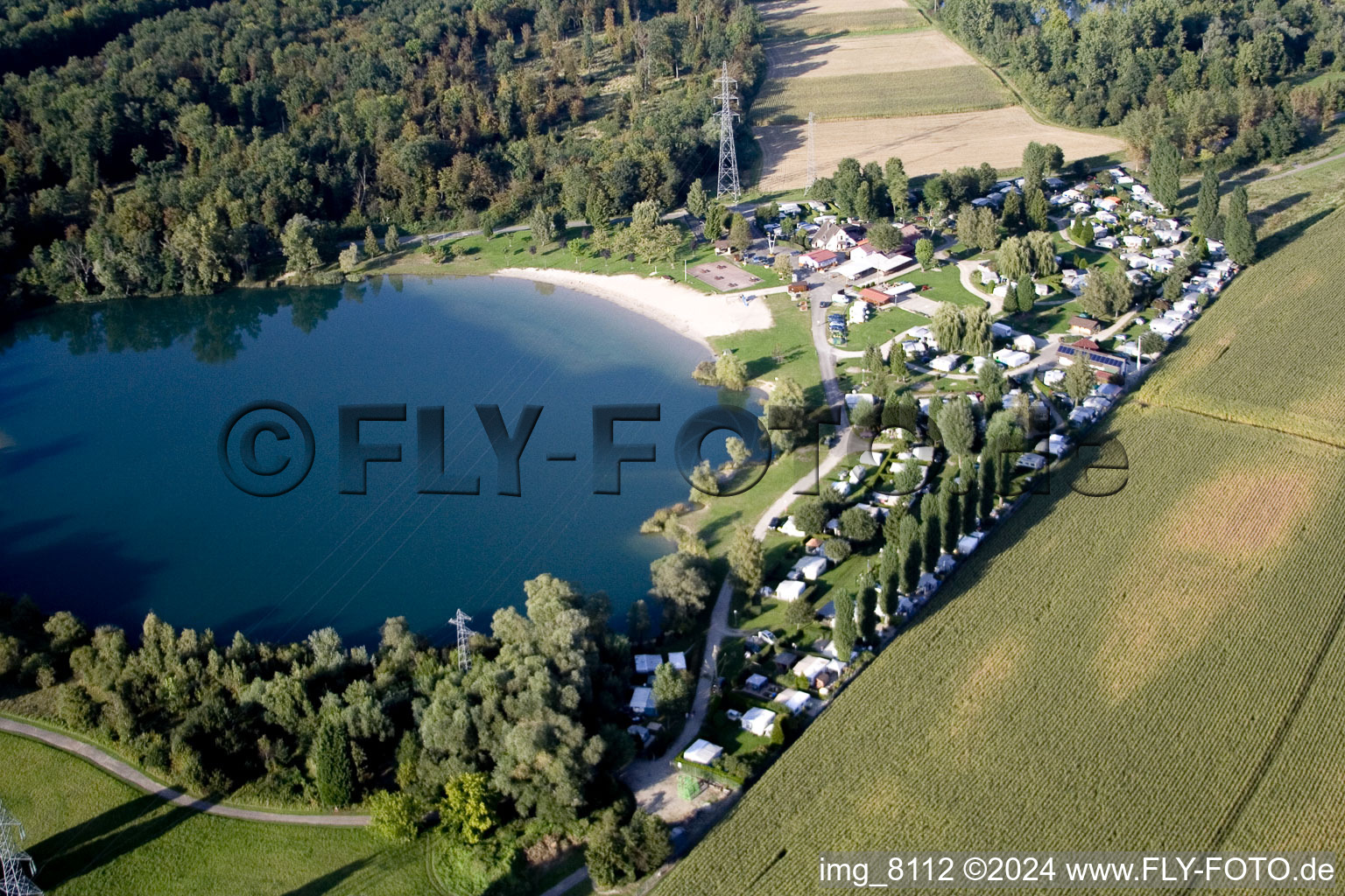 Luftbild von Wohnwagen und Zelte- Campingplatz - und Zeltplatz Camping Plage du Staedly in Rœschwoog in Grand Est im Bundesland Bas-Rhin, Frankreich