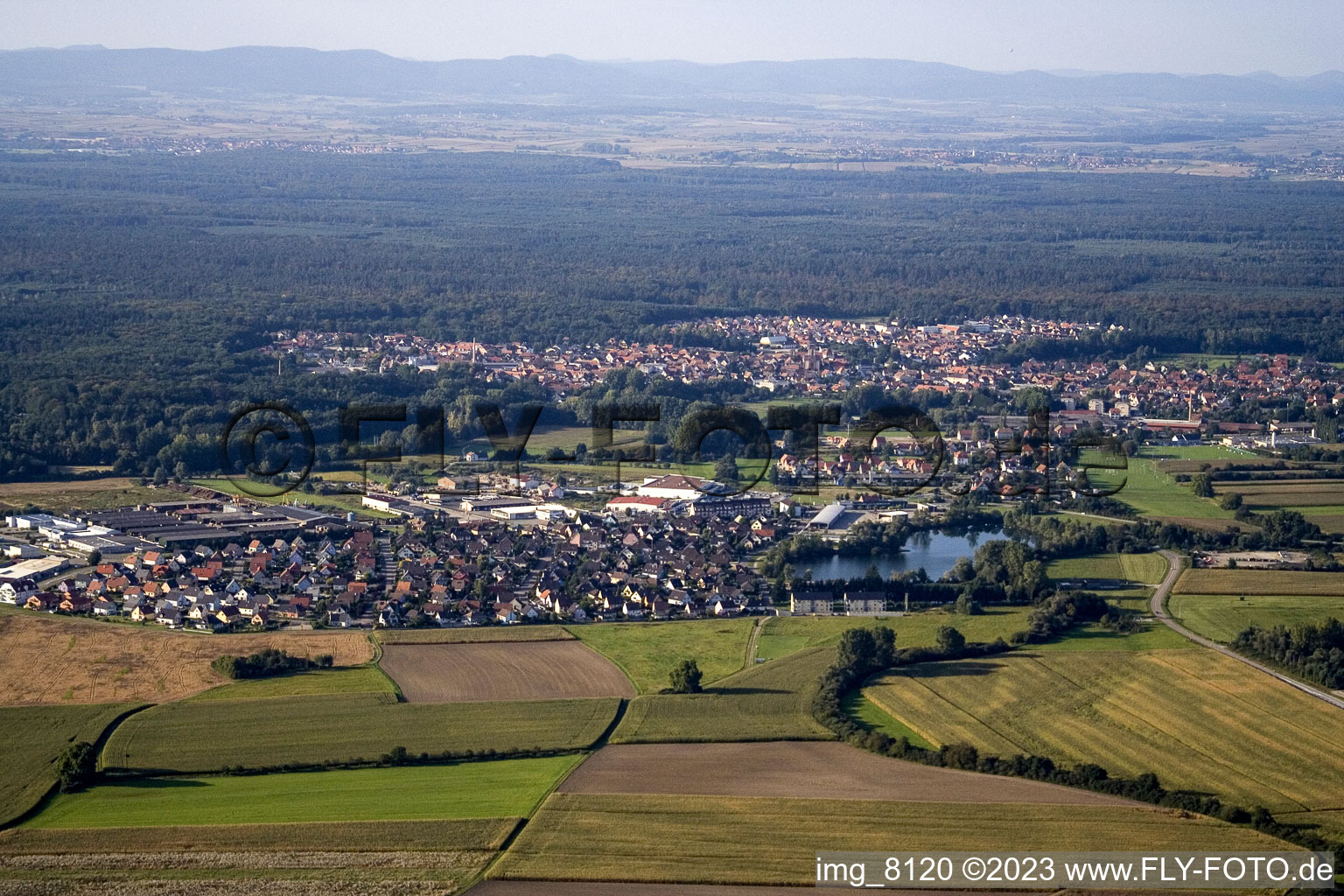 Soufflenheim im Bundesland Bas-Rhin, Frankreich von einer Drohne aus