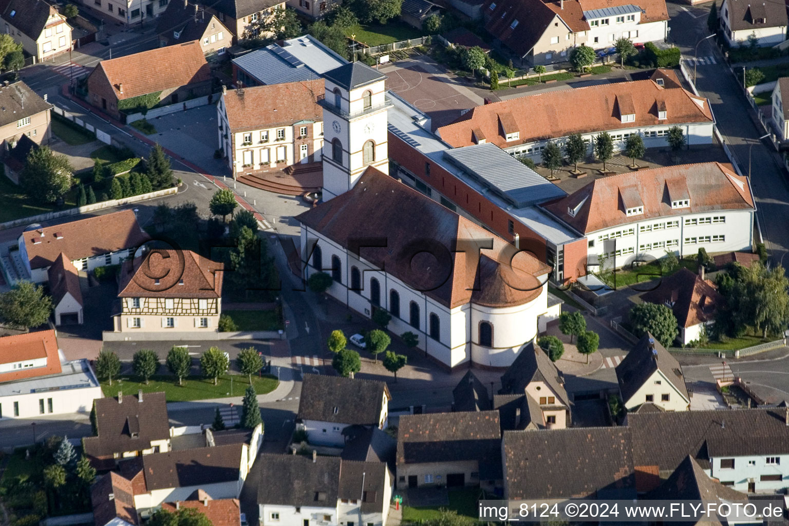 Kirchengebäude im Dorfkern in Elsass in Grand Est in Drusenheim im Bundesland Bas-Rhin, Frankreich