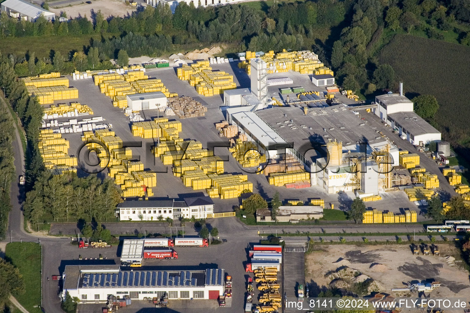 Gebäude und Produktionshallen auf dem Werksgelände Xella Deutschland GmbH im Ortsteil Freistett in Rheinau im Bundesland Baden-Württemberg von oben