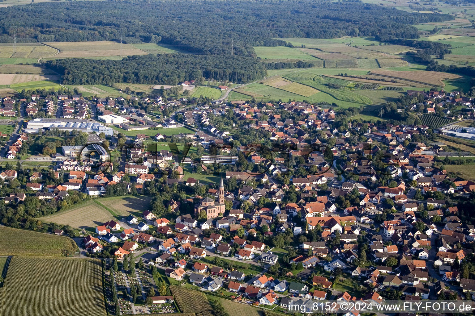 Luftbild von Kirchengebäude im Dorfkern im Ortsteil Rheinbischofsheim in Rheinau im Bundesland Baden-Württemberg, Deutschland