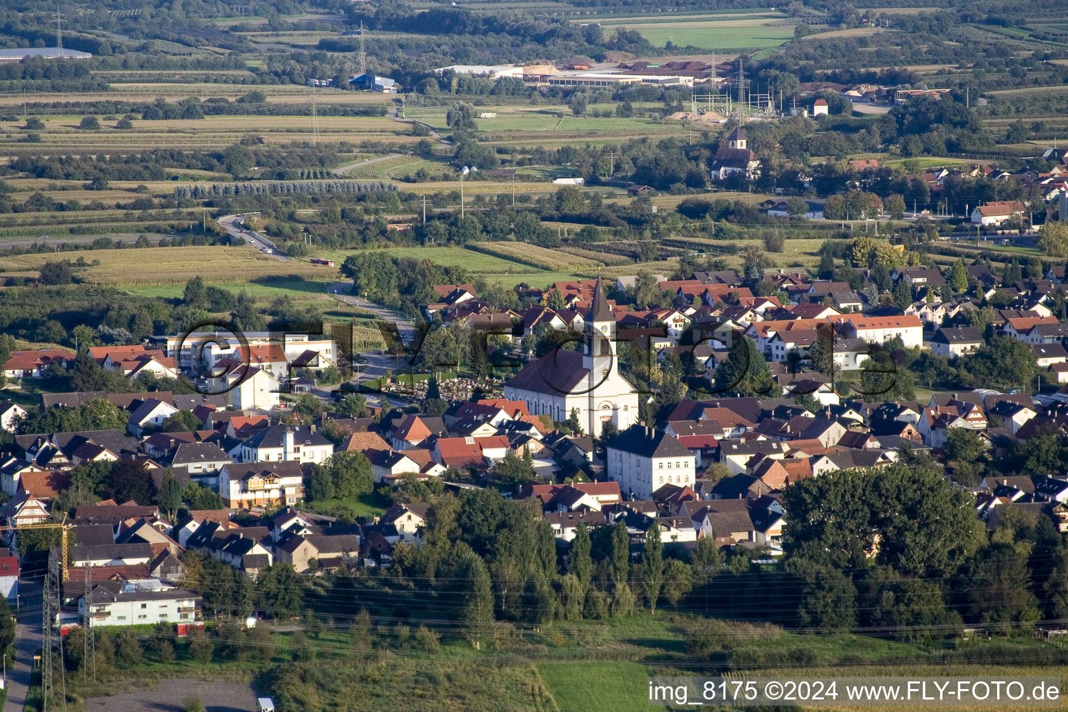 Dorf - Ansicht am Rande von landwirtschaftlichen Feldern und Nutzflächen im Ortsteil Urloffen in Appenweier im Bundesland Baden-Württemberg, Deutschland
