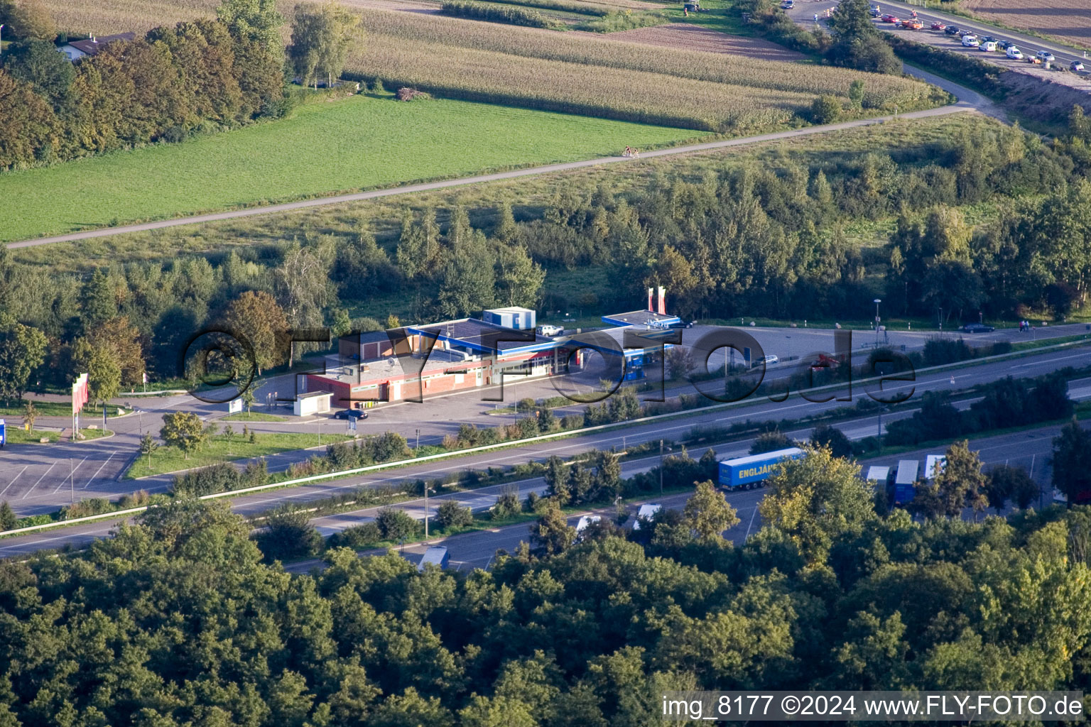Autobahn Raststätte Renchtal an der Verkehrsführung und den Fahrtrichtungen der BAB A5 in Appenweier im Ortsteil Urloffen im Bundesland Baden-Württemberg, Deutschland