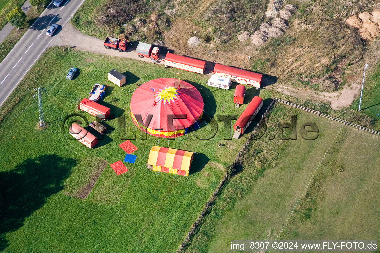 Circus- Zelt- Kuppeln eines Zirkus im Ortsteil Minderslachen in Kandel im Bundesland Rheinland-Pfalz, Deutschland