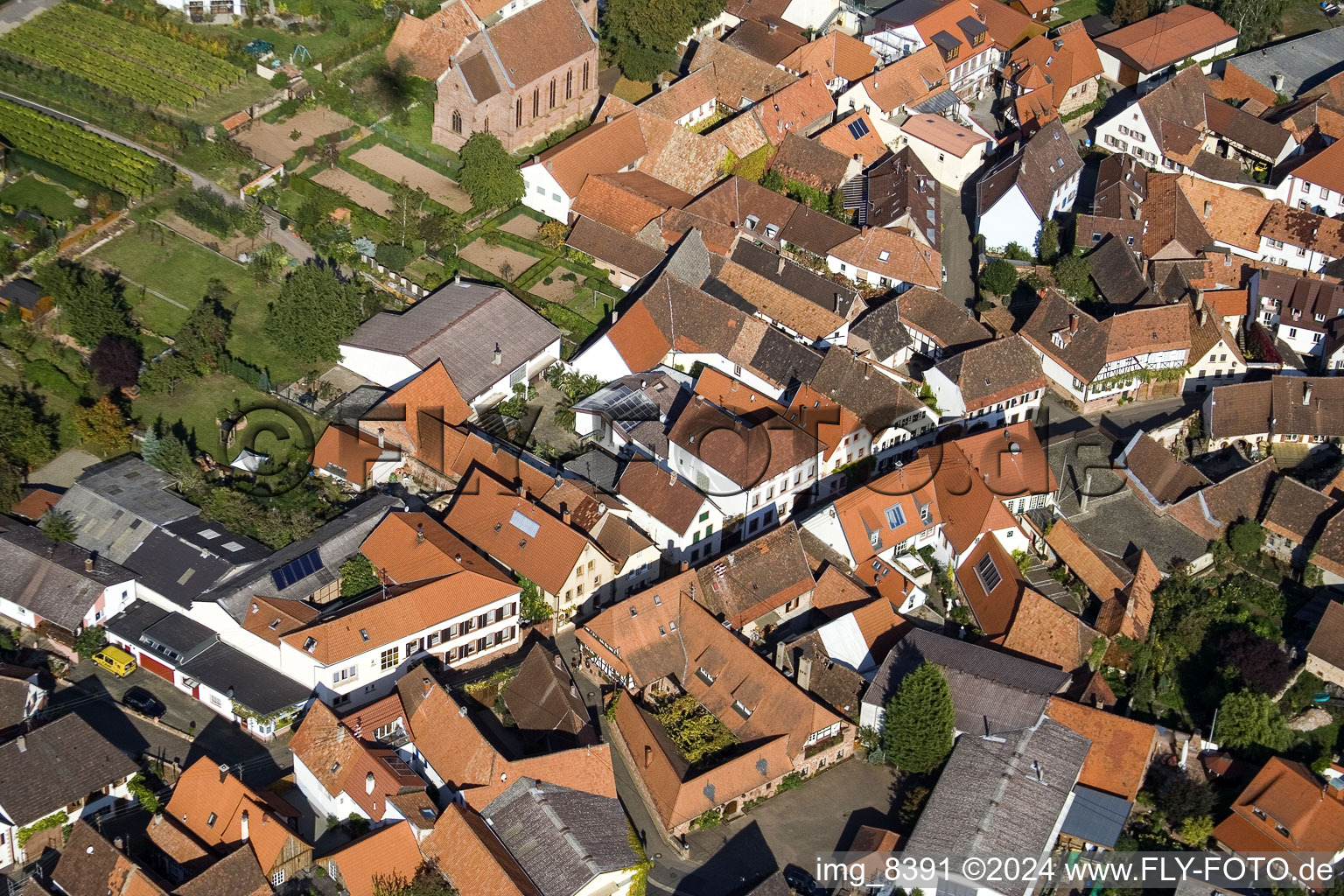 Drohnenaufname von Dorf - Ansicht von Birkweiler im Bundesland Rheinland-Pfalz, Deutschland